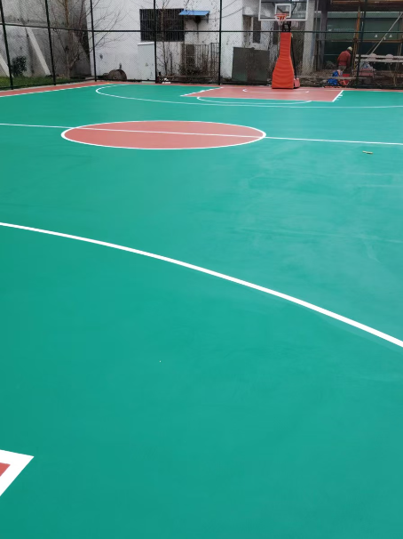 畅好乡 球场长期使用易出现地面开裂